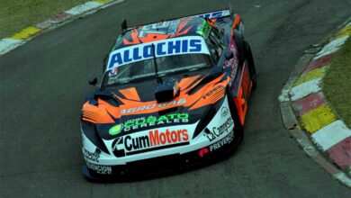 Santiago Álvarez con su Dodge en Buenos Aires.