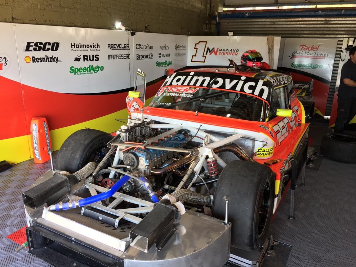 El motor del Ford de Werner, al descubierto en los boxes