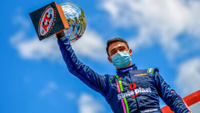 Olmedo festeja en el podio su victoria en TC Mouras.