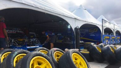 Box de TC Pista en San Nicolás, con ruedas en el frente.