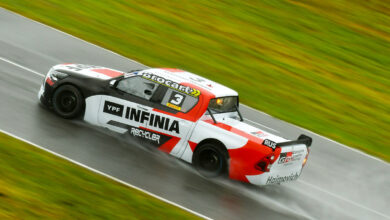 Toyota de Werner bajo la lluvia.