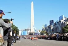 Castellano en el Obelisco.