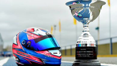 Trofeo y casco Zaira Rodríguez
