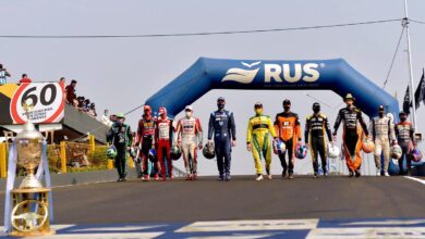 Pilotos caminando en boxes