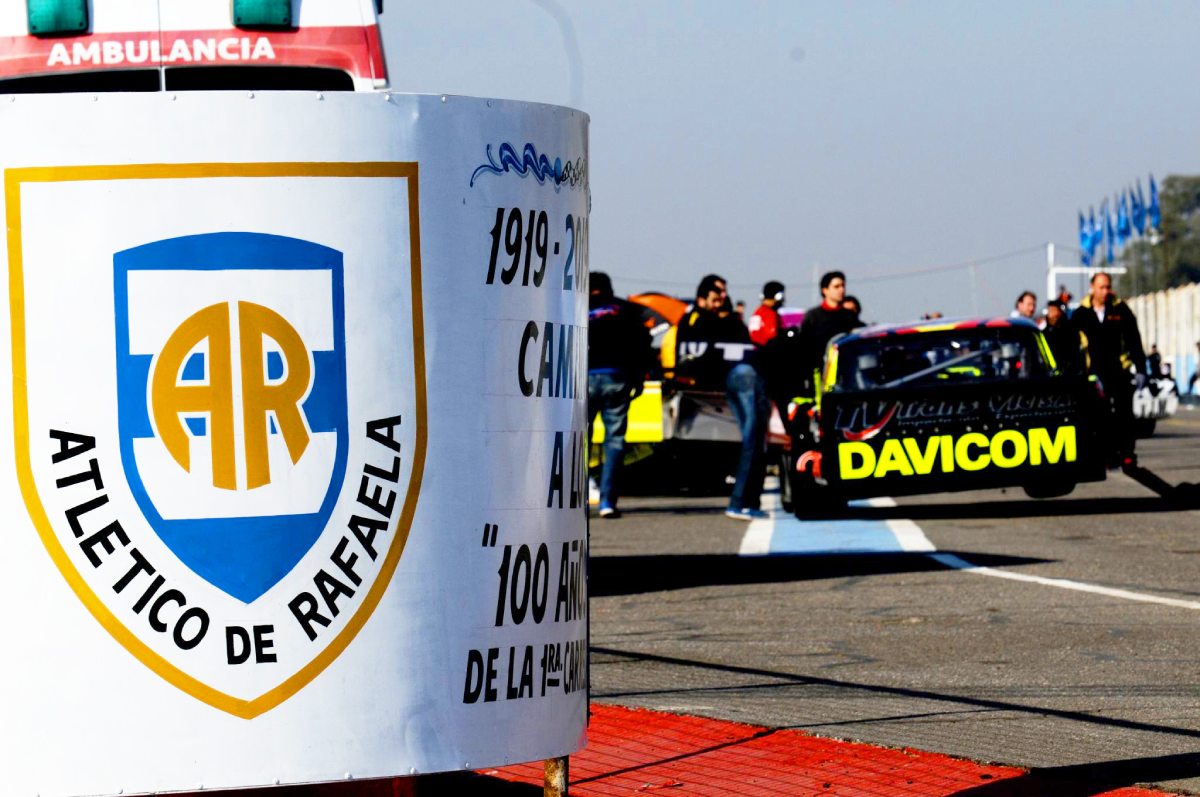 Calle de boxes de Rafaela y logo del club
