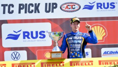 Boero festeja su triunfo en TC Pick Up en el podio