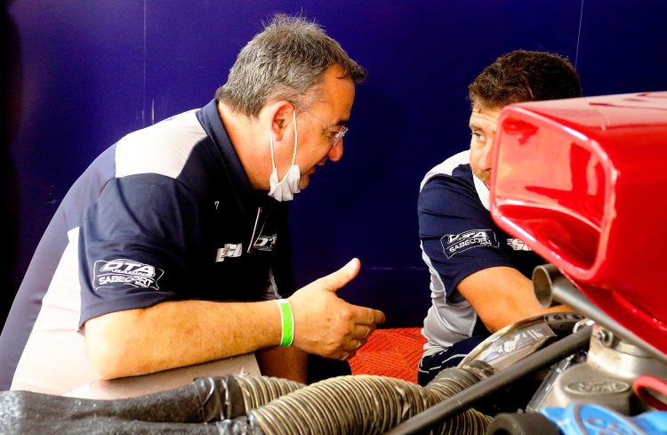 Ulises Armellini trabajando en los boxes