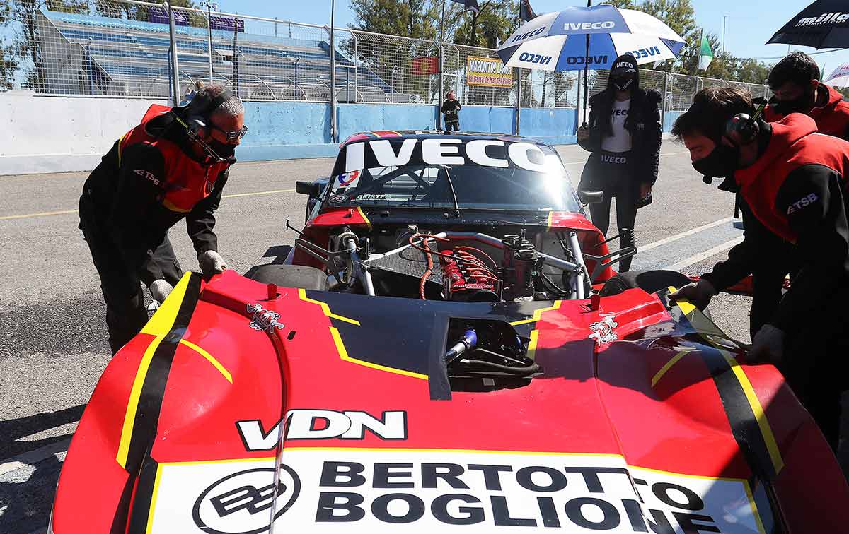 Manu Urcera revisión técnica en su Chevrolet