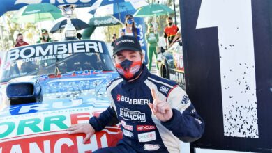 Bonelli junto al Ford de TC.