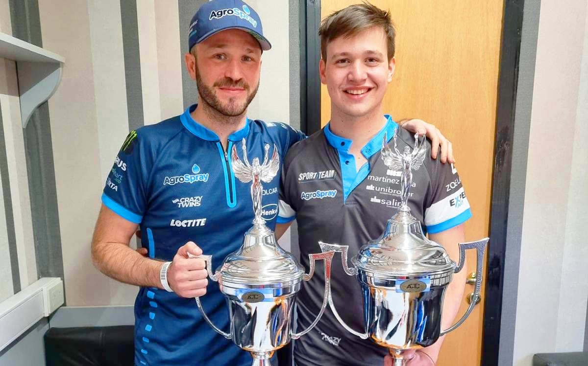 Agustin y Matias Canapino con sus trofeos de San Luis