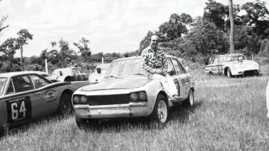 Grey Rock sobre el capot de su Peugeot 504