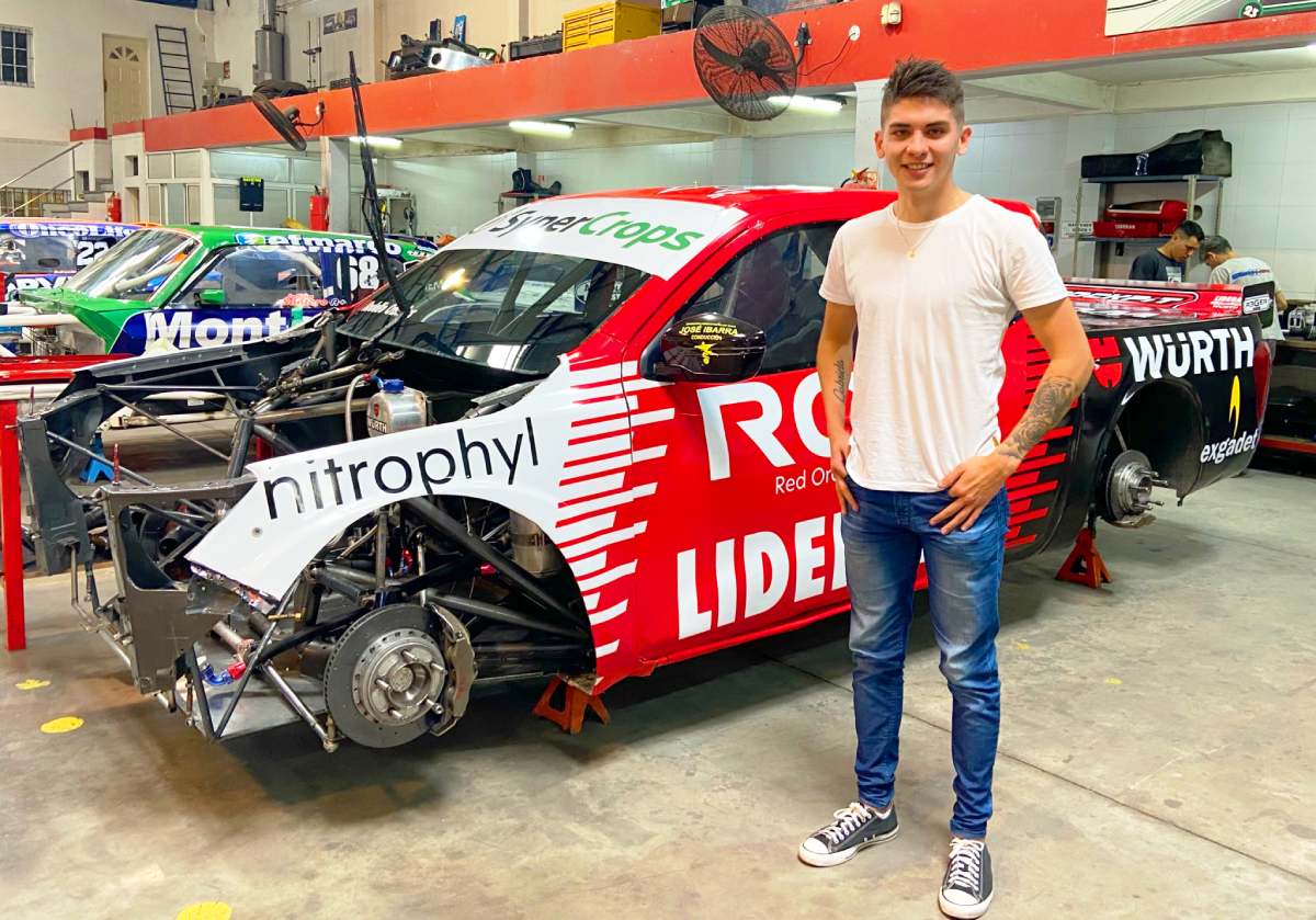 Lucas Carabajal junto a la Nissan de TC Pick Up en el taller de Alifraco