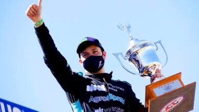 Matías Canapino celebra en el podio de San Luis 2021 su victoria en TC Pista