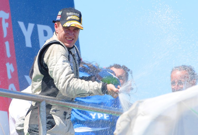 Werner festeja su 1ª victoria en TC en el podio de Paraná 2009