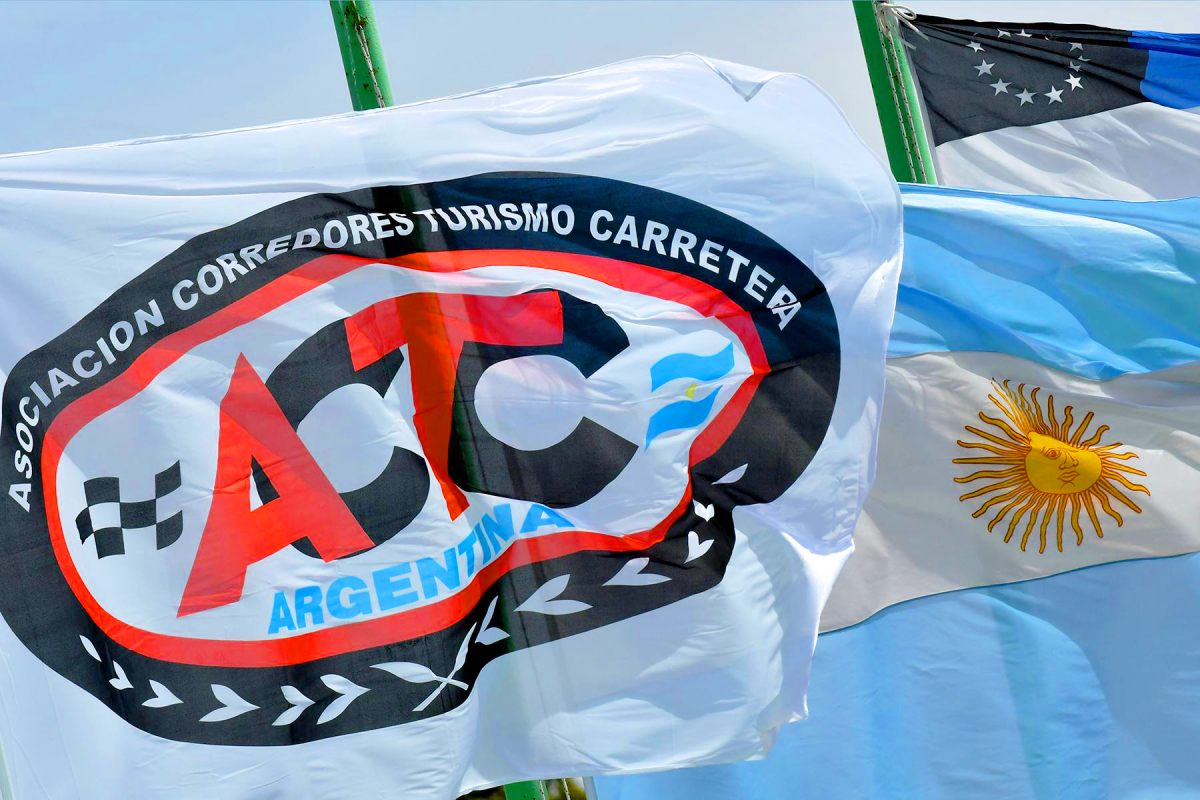 Las banderas de la ACTC y de Argentina flameando
