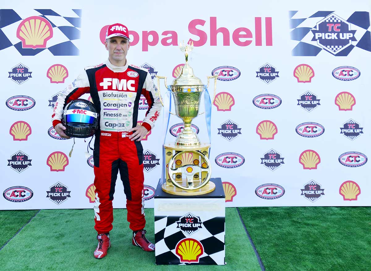 Gianini con la Copa Shell 2021.