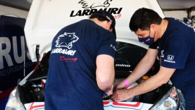 Mecánicos del Larrauri Racing trabajando en un TN