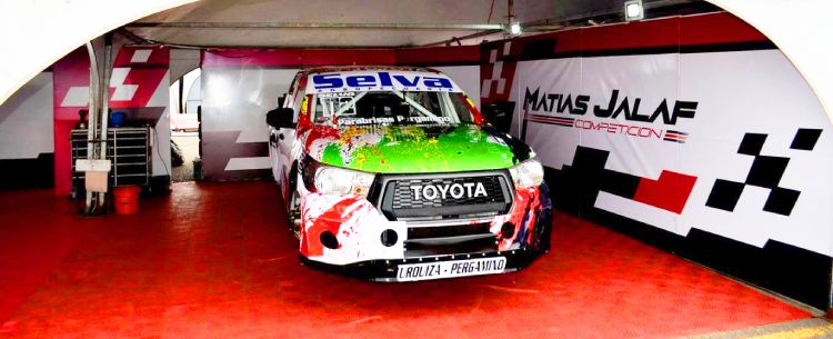 La Toyota de Selva en los boxes de Viedma