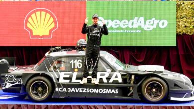 Candela celebra el título de TC Pista parado en el pontón de su Ford