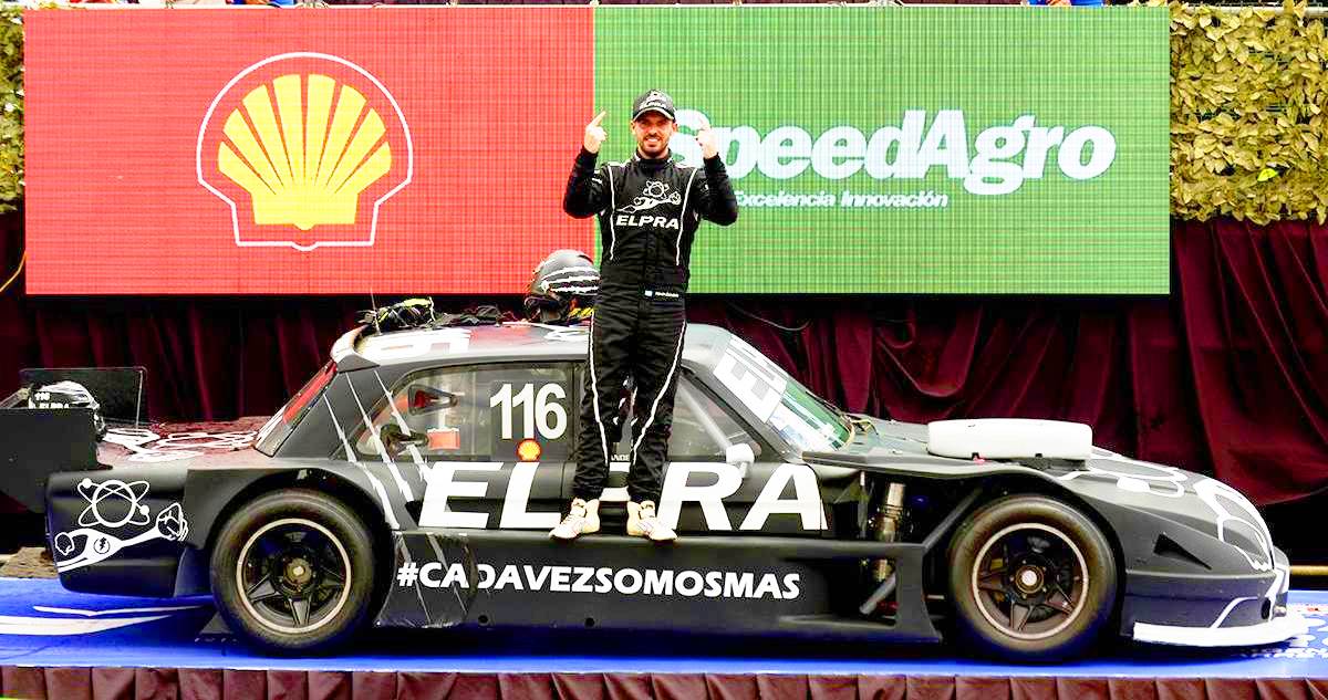 Candela celebra el título de TC Pista parado en el pontón de su Ford