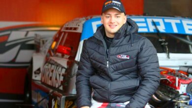 Iribarne posa junto a su Chevrolet de TCP