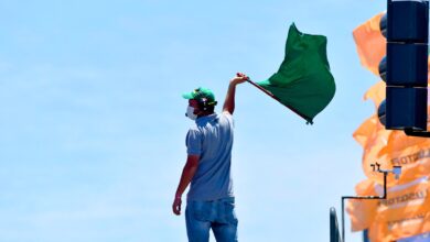 Banderillero flamea bandera verde