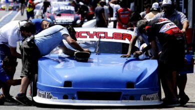 Mecánicos trabajando en un auto