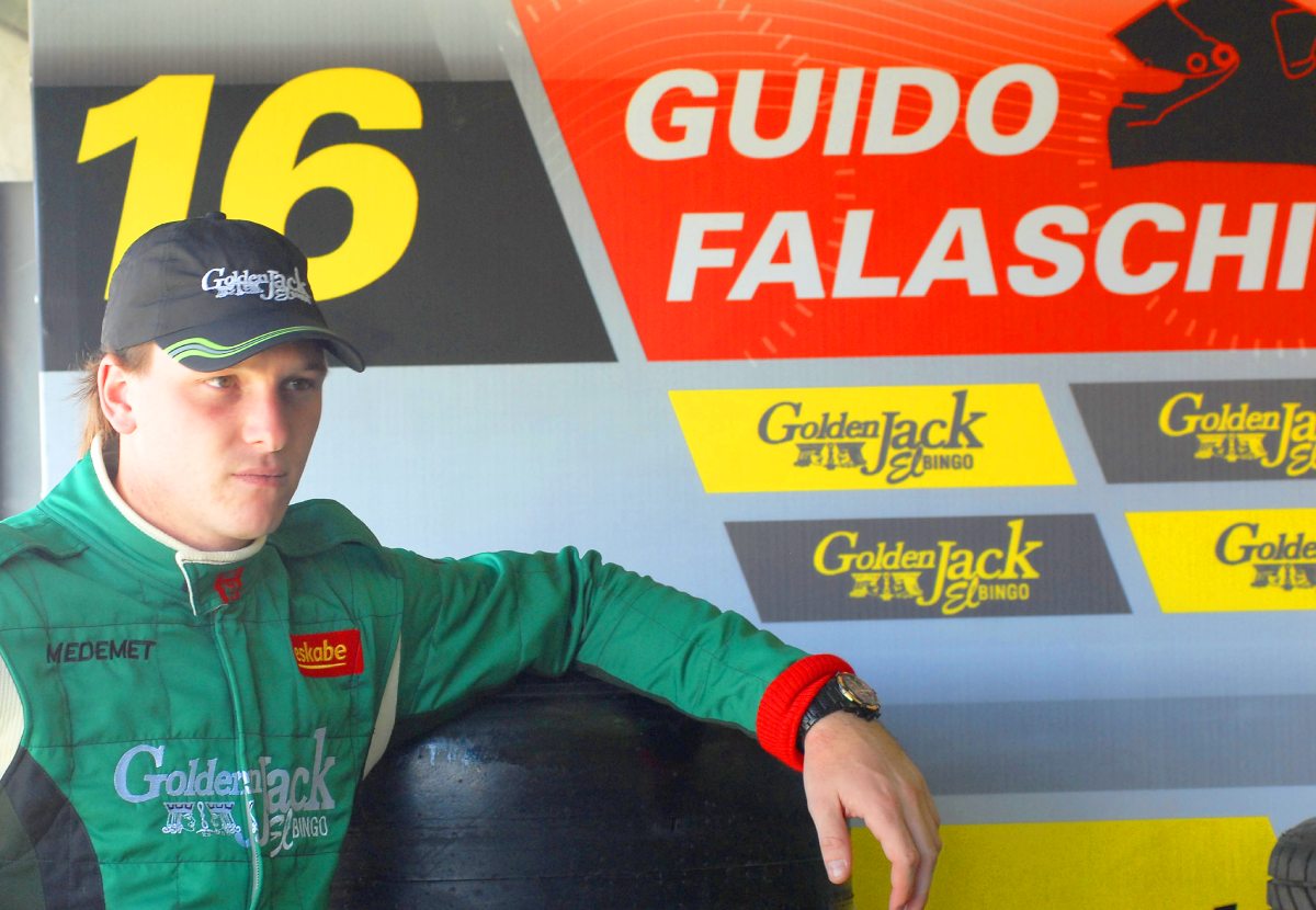 Guido Falaschi en los boxes del HAZ Racing