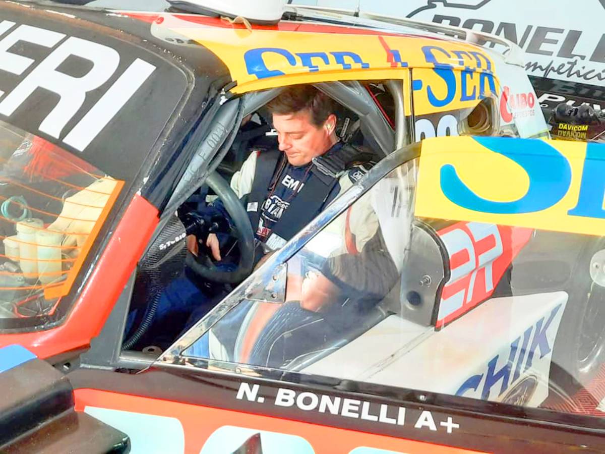 Nico Bonelli en el habitáculo de su Ford
