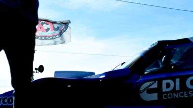 Auto de TC Mouras en boxes con bandera de la ACTC