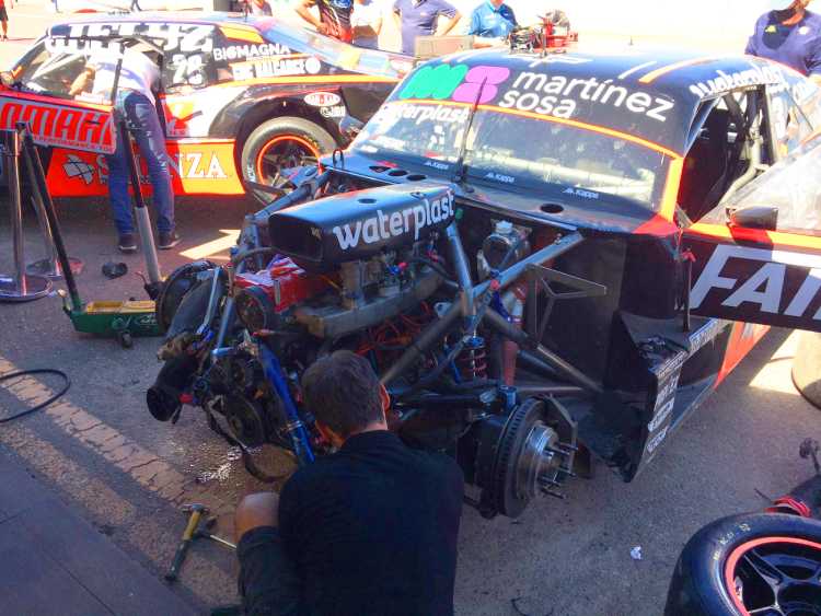 El Chevrolet choacado de Canapino en los boxes de Viedma