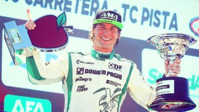 De Benedictis con los trofeos en el podio de Viedma 2022