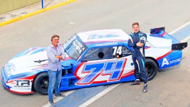 Christian Dose y Ramiro Granara posan con la Chevy de TC Pista