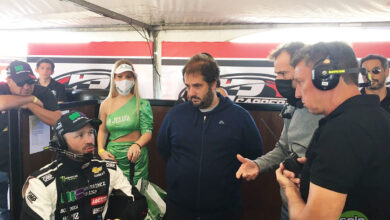 Guillermo Ortelli hablando en los boxes