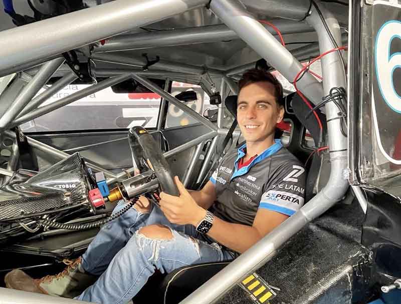 Tomasello sentado en la butaca de su Chevrolet