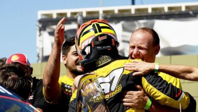 Agustín Martínez recibe abrazos