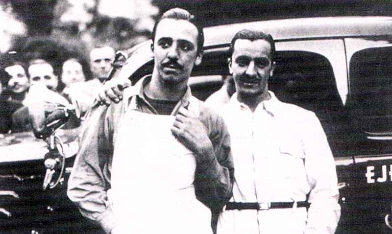 Oscar y Juan Gálvez junto al auto