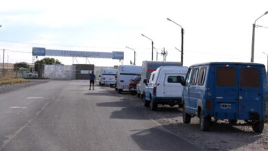 Autos haciendo fila en el autódromo de Neuquén