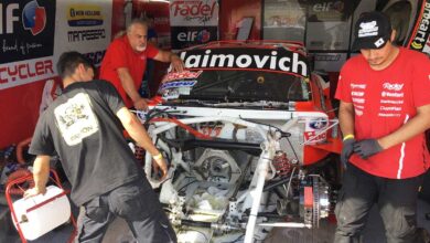 Agut mirando el auto de Werner