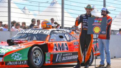 Jonatan Castellano junto su Dodge a su Dodge