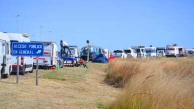 Fila de autos en el ingreso al autódromo de Toay
