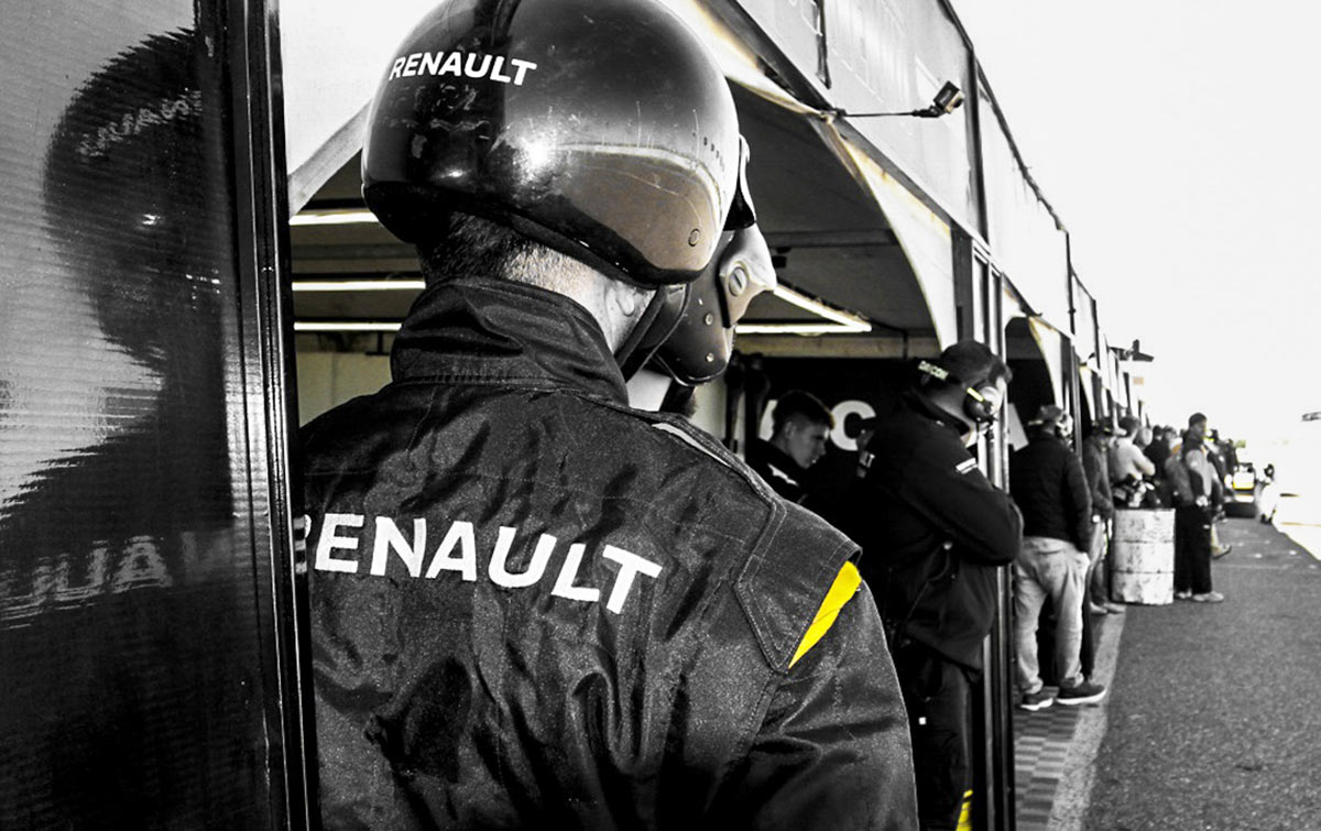 Mecánico de Renault en el box