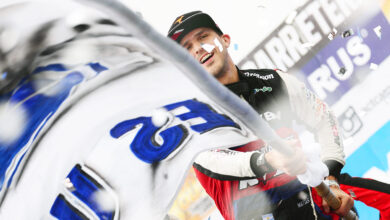 Matías Rossi con una bandera en el podio