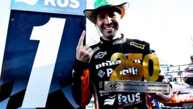 Castellano posando con el 1.
