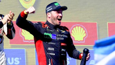 Canapino festeja en el podio