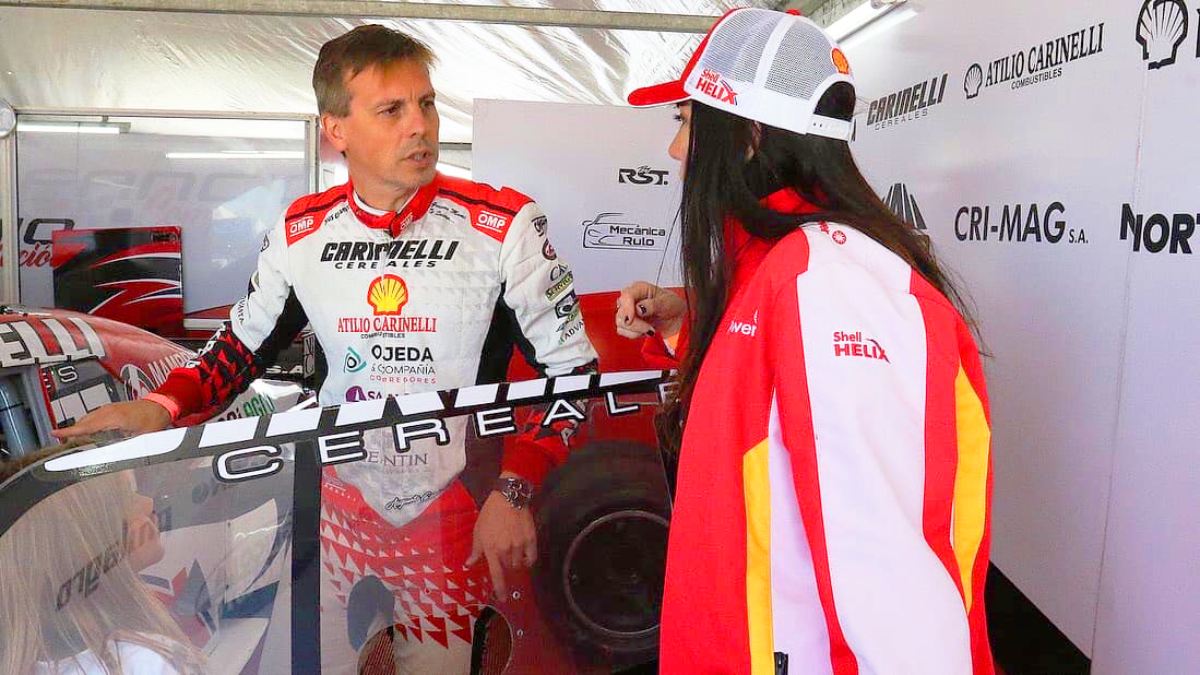 Carinelli charla con una promotora