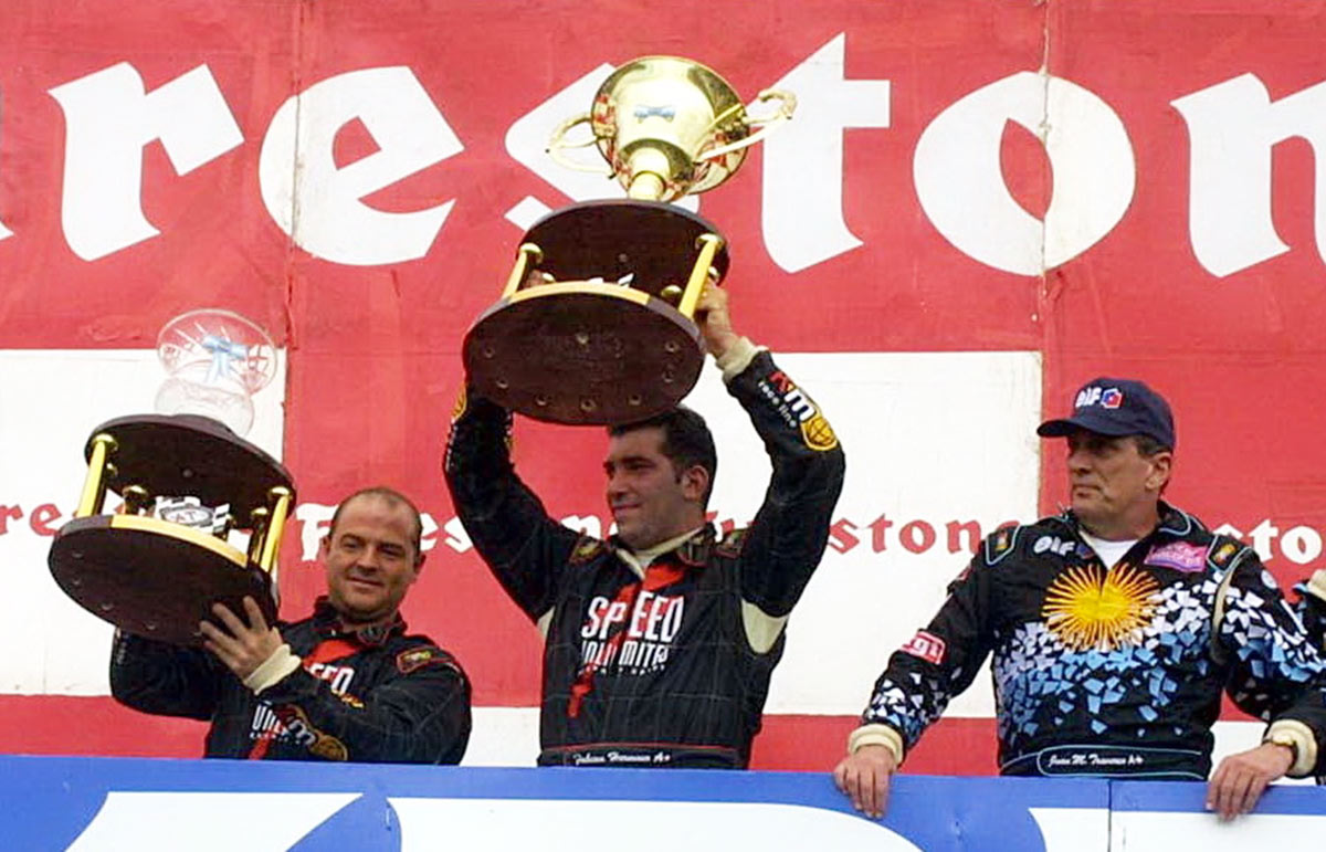 Fabián Hermoso con la copa en el podio de Río Gallegos 2003.