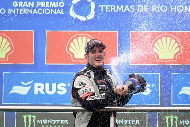 Mangoni festejando en el podio.