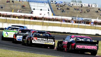 Pelotón de autos del TC Mouras desde atrás.