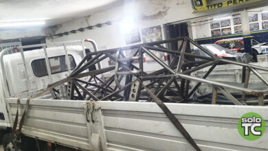 La estructura del Torino de Urcera arriba de una camioneta.